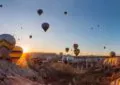 Воздушные шары над сказочными ландшафтами Каппадокии на рассвете